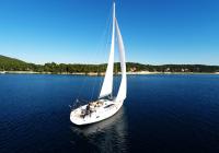 barcha a vela yacht a vela barca a vela cielo blu baia del mare Croazia vele